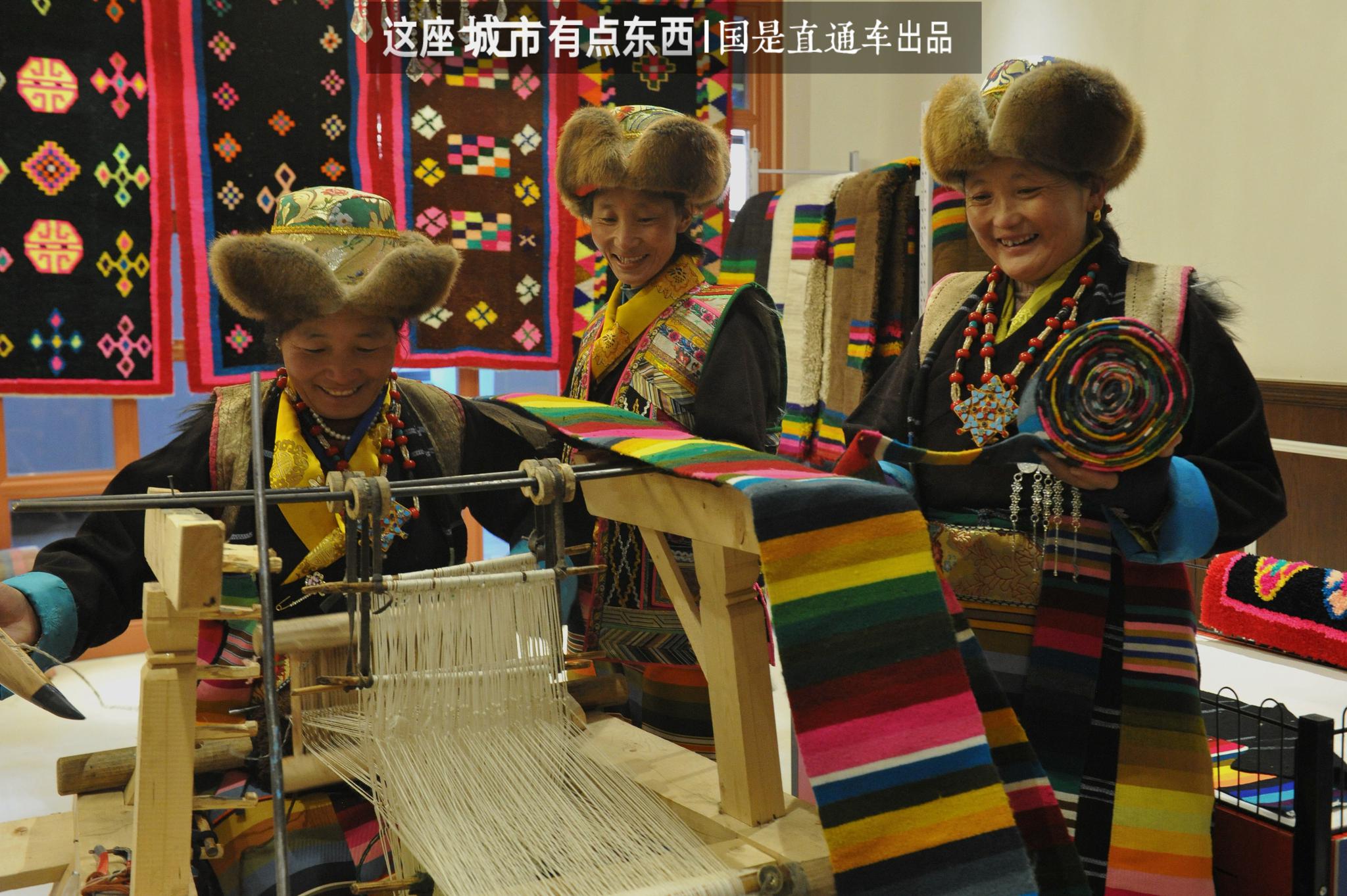 (资料图)山南市曲松县邱多江乡江塘村合作社的农牧民身着民族盛装现场展示彩色氆氇和传统藏毯技艺编织。中新社记者 赵朗 摄 (材料图)山北市直紧县邱多江城江塘村互助社的农牧平易近身着平易近族艳服现场涌现黑色氆氇战守旧躲毯武艺编织。中新社记者 赵朗 摄